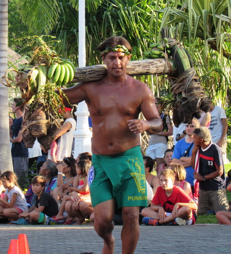 Полинезийский атлет polynesian athlet running with bananas