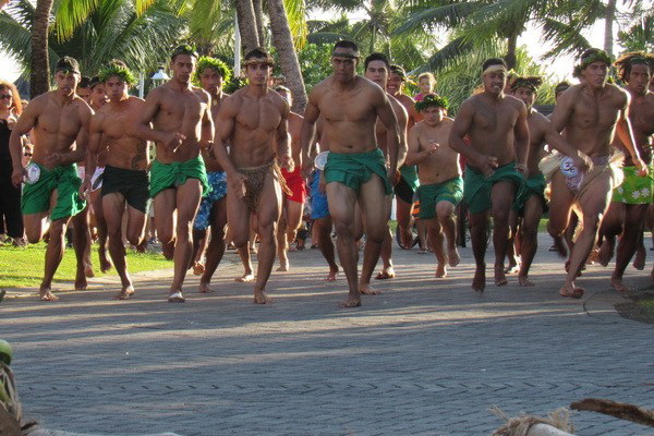 polynesian athlets running with fruits