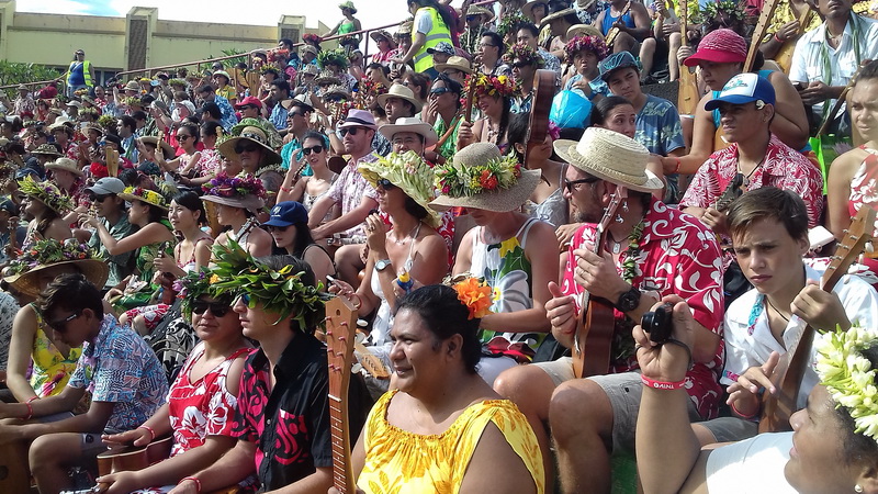 Подготовка к записи рекорда мира A lot of people with kulele guitars preparing to play together