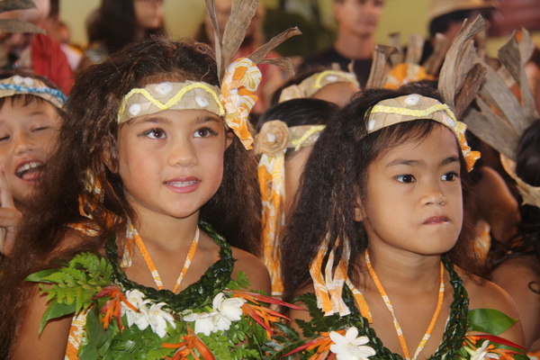 Small girl in polynesian costumes