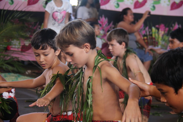 boys dansing polynesian danse
