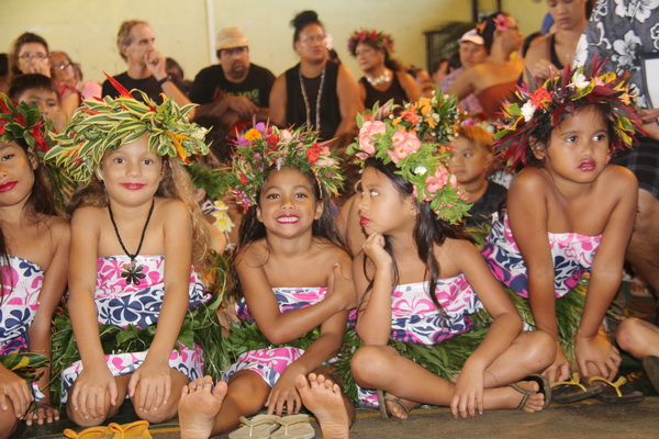Girls with wreath ans polynesian costumes