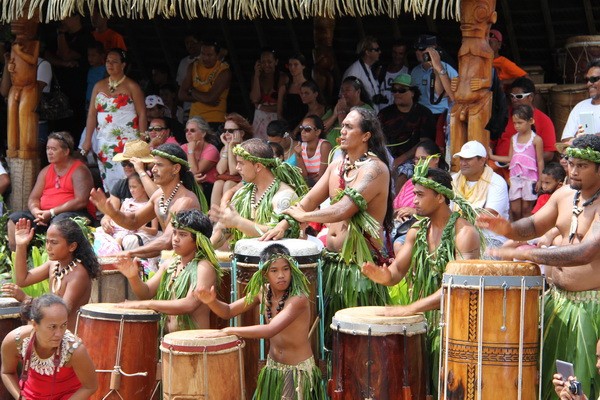 Барабанное сопровождение танца в Полинезии
