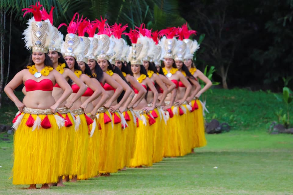 Красочные костюмы полинезийских танцев