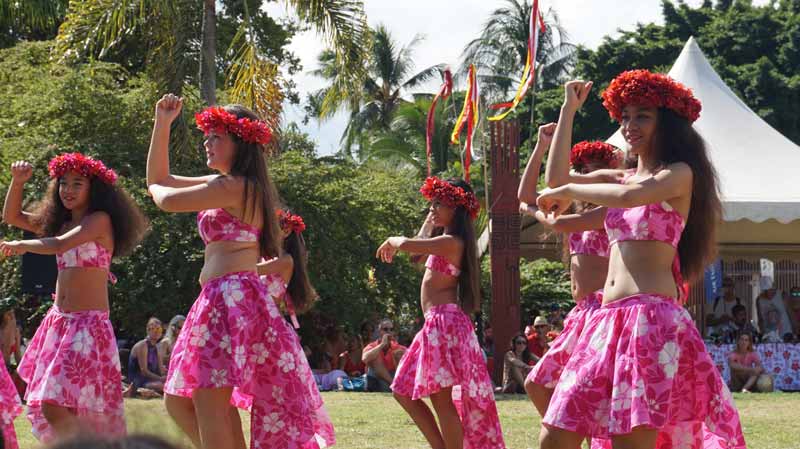 девушки танцуют полинезийский танец